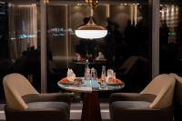 Tragos en Tumbi Hotel Dubai The Palm,Tapestry Collection Hilton