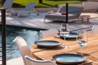 Bazén v ubytovaní Villa Blue Pearl 10 pers piscine chauffée 10 minutes plage à pieds alebo v jeho blízkosti