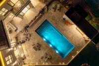 Bazén v ubytovaní Villa Blue Pearl 10 pers piscine chauffée 10 minutes plage à pieds alebo v jeho blízkosti