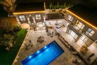 Bazén v ubytovaní Villa Blue Pearl 10 pers piscine chauffée 10 minutes plage à pieds alebo v jeho blízkosti