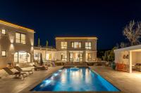 Bazén v ubytovaní Villa Blue Pearl 10 pers piscine chauffée 10 minutes plage à pieds alebo v jeho blízkosti