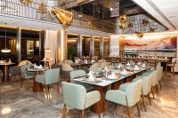 Un restaurant u otro lugar para comer en Tumbi Hotel Dubai The Palm,Tapestry Collection Hilton