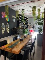 ein Esszimmer mit einem Holztisch und Stühlen in der Unterkunft Maravilhoso Studio - Granja Brasil Itaipava in Itaipava