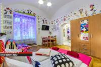 Televízia a/alebo spoločenská miestnosť v ubytovaní Little Americas Main Street Apartments