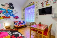 Televízia a/alebo spoločenská miestnosť v ubytovaní Little Americas Main Street Apartments