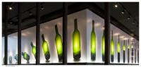una pantalla de botellas de cristal verde en una ventana en ETH Rioja, en Haro