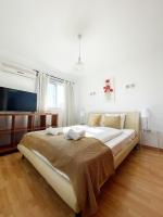 Postel nebo postele na pokoji v ubytování Rooftop Penthouse with Private Jacuzzi and Panoramic Terrace in Center of Larnaca