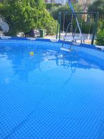 Bazén v ubytování Family friendly apartments with a swimming pool Palit, Rab - 4990 nebo v jeho okolí