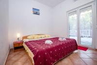 Postel nebo postele na pokoji v ubytování Family friendly apartments with a swimming pool Palit, Rab - 4990
