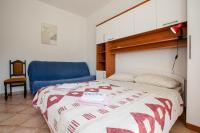 Postel nebo postele na pokoji v ubytování Family friendly apartments with a swimming pool Palit, Rab - 4990