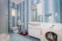 Koupelna v ubytování Family friendly apartments with a swimming pool Palit, Rab - 4990