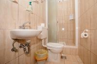 Koupelna v ubytování Family friendly apartments with a swimming pool Palit, Rab - 4990