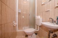 Koupelna v ubytování Family friendly apartments with a swimming pool Palit, Rab - 4990