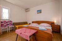 Posezení v ubytování Family friendly apartments with a swimming pool Palit, Rab - 4990