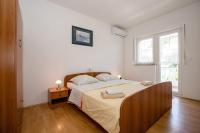 Postel nebo postele na pokoji v ubytování Family friendly apartments with a swimming pool Palit, Rab - 4990
