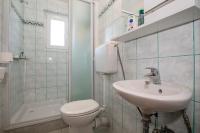 Koupelna v ubytování Family friendly apartments with a swimming pool Palit, Rab - 4990