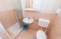 Koupelna v ubytování Family friendly apartments with a swimming pool Palit, Rab - 4990