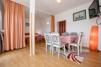 TV a/nebo společenská místnost v ubytování Family friendly apartments with a swimming pool Palit, Rab - 4990