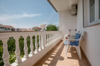 Balkón nebo terasa v ubytování Family friendly apartments with a swimming pool Palit, Rab - 4990