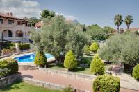 Bazén v ubytovaní Luxury 2br apartment 50m from beach alebo v jeho blízkosti