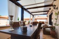 Posedenie v ubytovaní Luxury 2br apartment 50m from beach