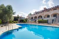 Bazén v ubytovaní Luxury 2br apartment 50m from beach alebo v jeho blízkosti