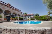 Bazén v ubytovaní Luxury 2br apartment 50m from beach alebo v jeho blízkosti