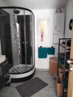 Łazienka w obiekcie L'ANNEXE endroit zen et chaleureux. Jacuzzi extérieur