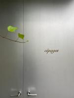 Una puerta de metal con un cartel que dice Aggies. en まえばしガレリアArt residence & Hotel, en Maebashi