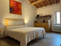 Un dormitorio con una cama y un cuadro en la pared. en Camera tripla Il Picchio Verde, en Altopascio