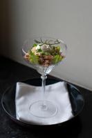 Un tazón de vidrio con ensalada en una bandeja negra en Van Oys Maastricht Retreat, a Leading Hotel of the World, en Eijsden