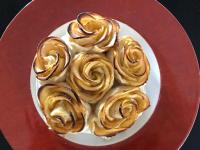 een bord met kaneelbroodjes op een rood bord bij Manoir BLANCHE HAUT Chambres et tables d hôtes in Villeneuve-sur-Lot