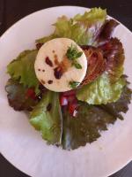 een wit bord met eten, sla en saus bij Manoir BLANCHE HAUT Chambres et tables d hôtes in Villeneuve-sur-Lot