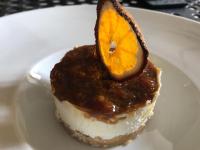 een stukje cake met een schijfje sinaasappel op een wit bord bij Manoir BLANCHE HAUT Chambres et tables d hôtes in Villeneuve-sur-Lot