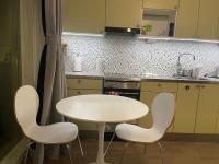MP Tripla Luxury Apartment Helsinkiにあるキッチンまたは簡易キッチン