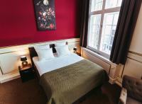 Een bed of bedden in een kamer bij The Velvet Lodge