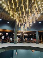 een grote kroonluchter aan het plafond van een restaurant bij Hidden An by An Bình Village in Yên Bái