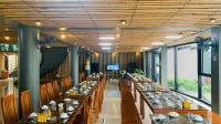 een lange rij tafels in een restaurant bij Hidden An by An Bình Village in Yên Bái