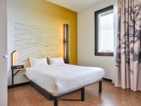B&B HOTEL Paris Porte d'Orléansにあるベッド