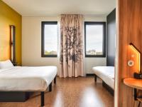 B&B HOTEL Paris Porte d'Orléansにあるベッド