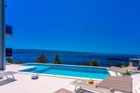 Bazén v ubytovaní Villa Belvedere with heated pool, billiards, Media room, sea views,10 pax alebo v jeho blízkosti