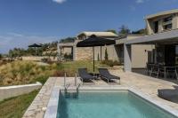Bazén v ubytovaní Fari Stone Villas alebo v jeho blízkosti