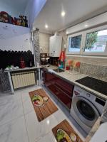Kuchyňa alebo kuchynka v ubytovaní charming house for 5 people Sirine57 long stay