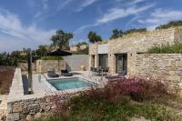 Bazén v ubytovaní Fari Stone Villas alebo v jeho blízkosti
