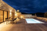 Bazén v ubytovaní Fari Stone Villas alebo v jeho blízkosti