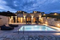 Bazén v ubytovaní Fari Stone Villas alebo v jeho blízkosti