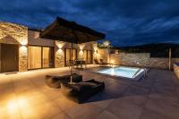 Bazén v ubytovaní Fari Stone Villas alebo v jeho blízkosti