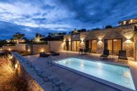 Bazén v ubytovaní Fari Stone Villas alebo v jeho blízkosti