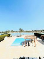 Bazén v ubytování 5 bedroom villa with private pool west golf elgouna nebo v jeho okolí