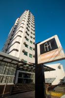 un edificio con un cartel delante en Rede Andrade Hangar, en Belém